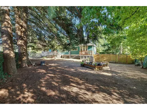 Exterior - 835 N Main Ave, Gresham, OR 97030 photo 6 of 9