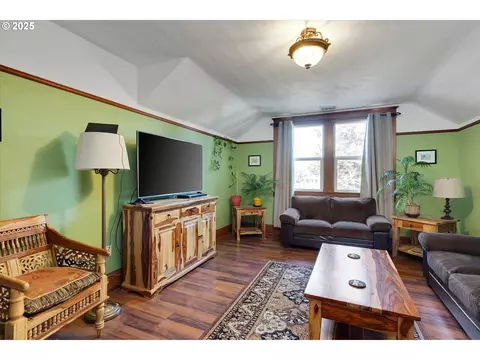 Living - 835 N Main Ave, Gresham, OR 97030 photo 2 of 3