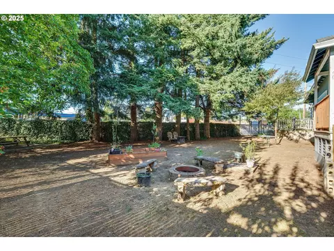 Exterior - 835 N Main Ave, Gresham, OR 97030 photo 7 of 9