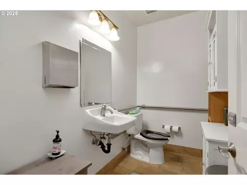 Bath - 835 N Main Ave, Gresham, OR 97030 photo 2 of 3