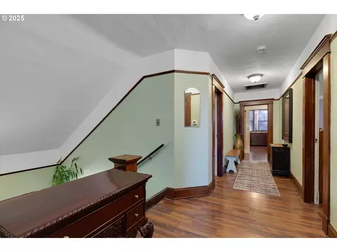 Entry Way - 835 N Main Ave, Gresham, OR 97030 photo 1 of 1