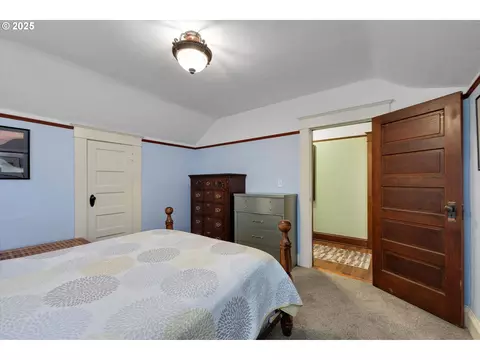Bedroom - 835 N Main Ave, Gresham, OR 97030 photo 3 of 3
