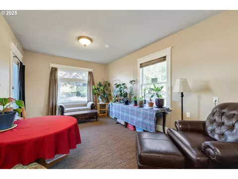 Living - 835 N Main Ave, Gresham, OR 97030 photo 1 of 3