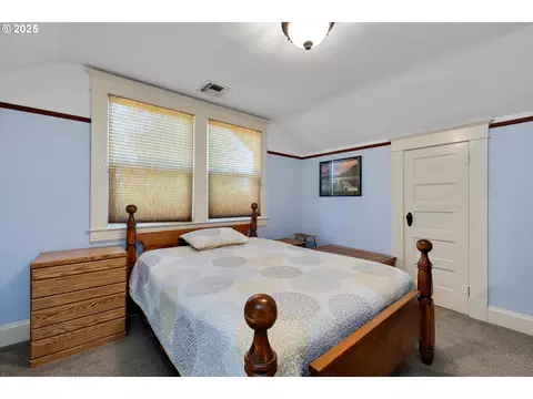 Bedroom - 835 N Main Ave, Gresham, OR 97030 photo 2 of 3