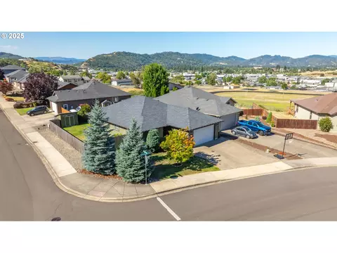 1862 NE Sunset Loop Dr, Roseburg, OR 97470