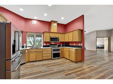 Kitchen - 42101 SE Locksmith Ln, Sandy, OR 97055 photo 3 of 3