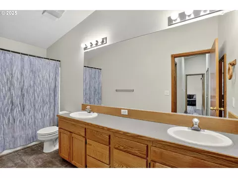 Bath - 42101 SE Locksmith Ln, Sandy, OR 97055 photo 2 of 2