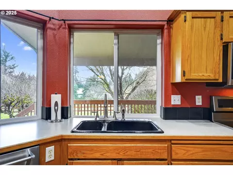Kitchen - 42101 SE Locksmith Ln, Sandy, OR 97055 photo 2 of 3