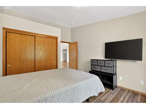 Bedroom - 42101 SE Locksmith Ln, Sandy, OR 97055 photo 2 of 3