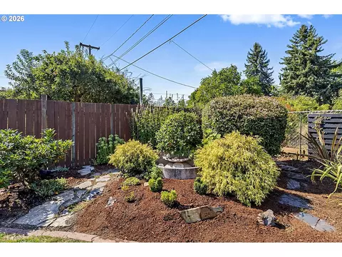 Exterior - 1646 H St, Springfield, OR 97477 photo 10 of 12