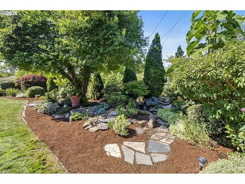 Exterior - 1646 H St, Springfield, OR 97477 photo 8 of 12
