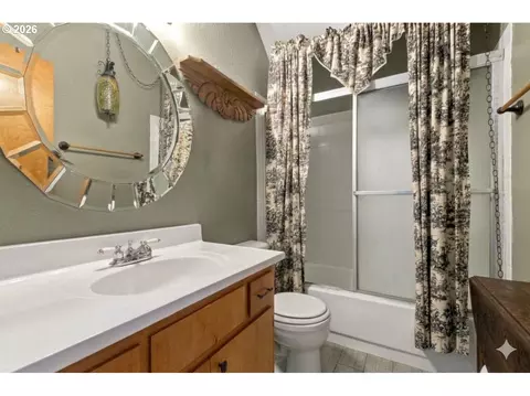 Bath - 1646 H St, Springfield, OR 97477 photo 2 of 4