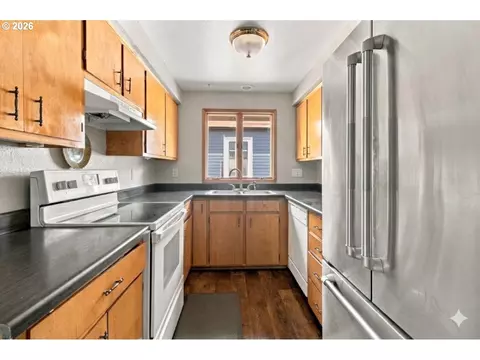 Kitchen - 1646 H St, Springfield, OR 97477 photo 1 of 2