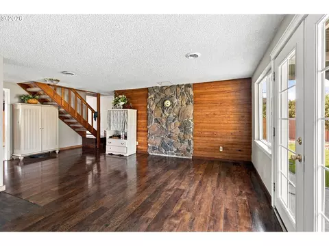 Living - 1646 H St, Springfield, OR 97477 photo 5 of 5