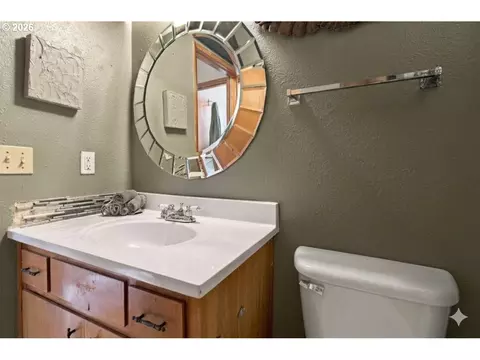 Bath - 1646 H St, Springfield, OR 97477 photo 1 of 4