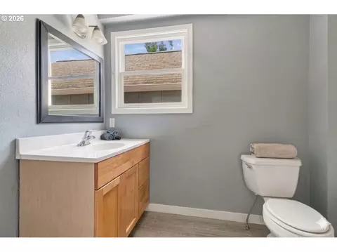 Bath - 1646 H St, Springfield, OR 97477 photo 3 of 4