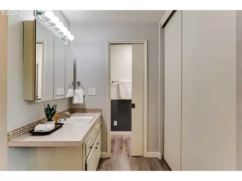 Bath - 600 Cherry Dr, Eugene, OR 97401 photo 2 of 4