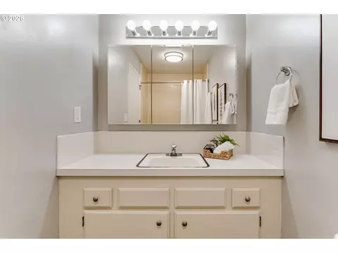 Bath - 600 Cherry Dr, Eugene, OR 97401 photo 4 of 4