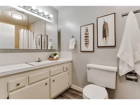 Bath - 600 Cherry Dr, Eugene, OR 97401 photo 3 of 4