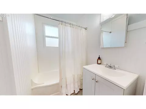 Bath - 1003 SE Isaac Ave, Pendleton, OR 97801 photo 2 of 2