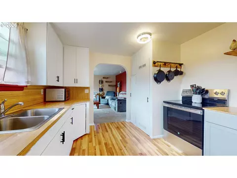 Kitchen - 1003 SE Isaac Ave, Pendleton, OR 97801 photo 3 of 4
