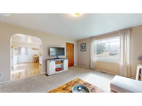 Living - 1003 SE Isaac Ave, Pendleton, OR 97801 photo 1 of 1