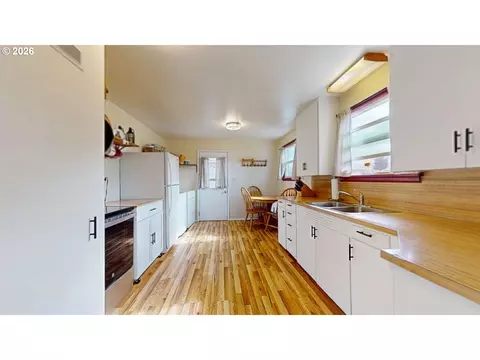 Kitchen - 1003 SE Isaac Ave, Pendleton, OR 97801 photo 1 of 4