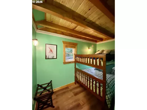 Bedroom - 71010 E Mcfarland Rd, Rhododendron, OR 97049 photo 5 of 5