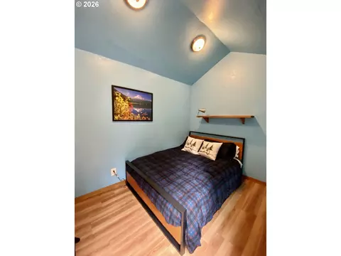 Bedroom - 71010 E Mcfarland Rd, Rhododendron, OR 97049 photo 2 of 5