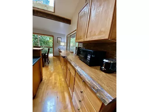 Kitchen - 71010 E Mcfarland Rd, Rhododendron, OR 97049 photo 4 of 6
