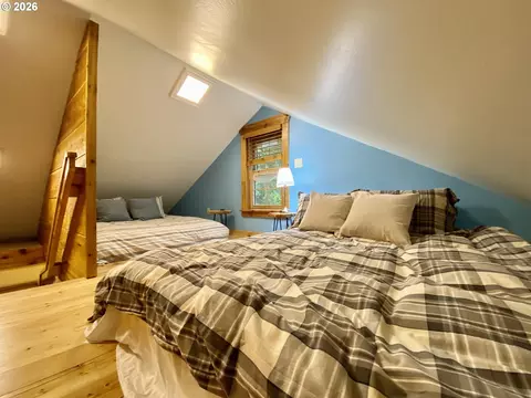Bedroom - 71010 E Mcfarland Rd, Rhododendron, OR 97049 photo 3 of 5