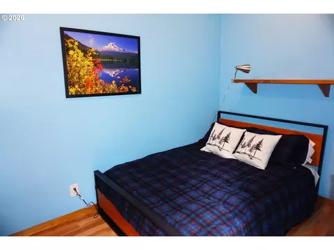 Bedroom - 71010 E Mcfarland Rd, Rhododendron, OR 97049 photo 1 of 5