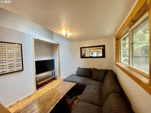 Living - 71010 E Mcfarland Rd, Rhododendron, OR 97049 photo 6 of 6
