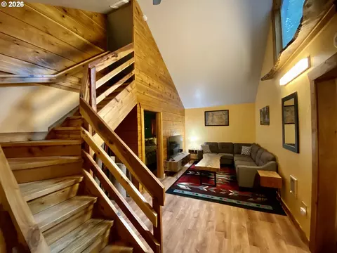 Living - 71010 E Mcfarland Rd, Rhododendron, OR 97049 photo 3 of 6