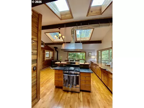 Kitchen - 71010 E Mcfarland Rd, Rhododendron, OR 97049 photo 3 of 6
