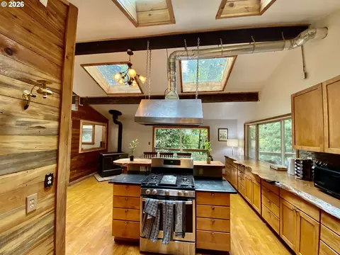 Kitchen - 71010 E Mcfarland Rd, Rhododendron, OR 97049 photo 2 of 6