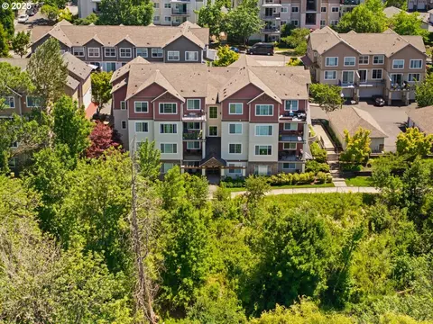 615 NW Lost Springs Ter #102, Portland, OR 97229