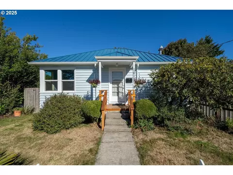 1412 9th St, Tillamook, OR 97141