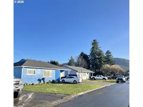 328 Spruce Dr, Brookings, OR 97415