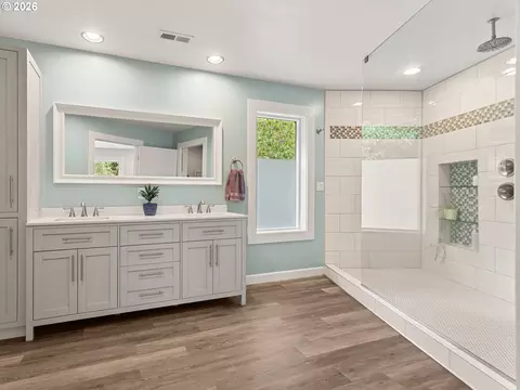 Bath - 541 SE Park Dr, Gresham, OR 97080 photo 1 of 3