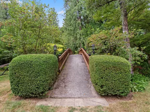 Exterior - 541 SE Park Dr, Gresham, OR 97080 photo 11 of 15