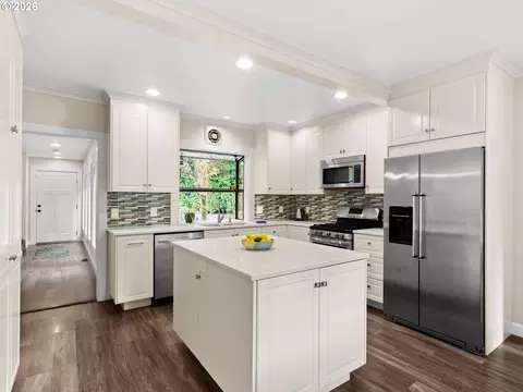 Kitchen - 541 SE Park Dr, Gresham, OR 97080 photo 2 of 4