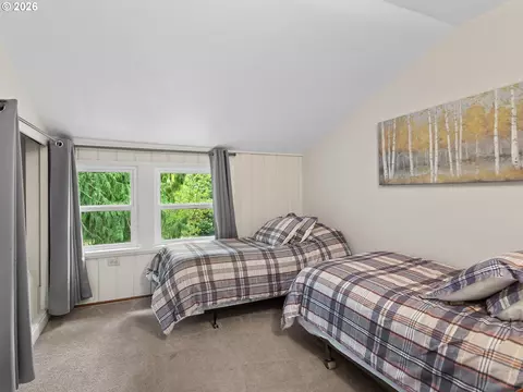 Bedroom - 541 SE Park Dr, Gresham, OR 97080 photo 6 of 7