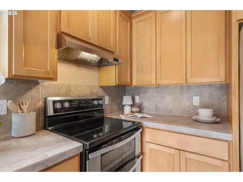 Kitchen - 21936 NE Couch St, Gresham, OR 97030 photo 4 of 7