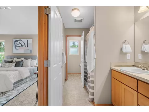 Bath - 21936 NE Couch St, Gresham, OR 97030 photo 3 of 5