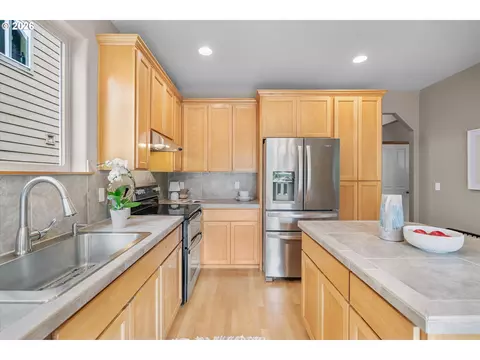 Kitchen - 21936 NE Couch St, Gresham, OR 97030 photo 5 of 7