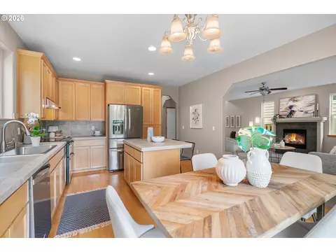 Kitchen - 21936 NE Couch St, Gresham, OR 97030 photo 6 of 7