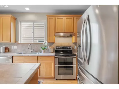 Kitchen - 21936 NE Couch St, Gresham, OR 97030 photo 3 of 7