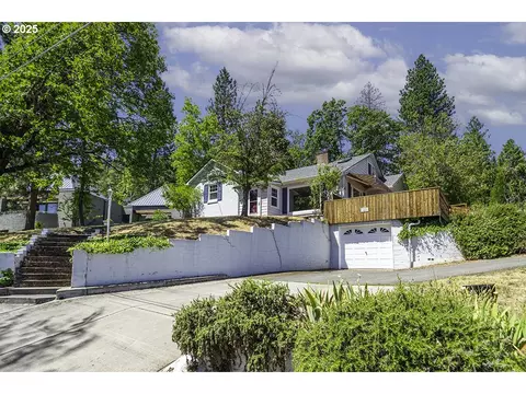 681 Liberty St, Ashland, OR 97520