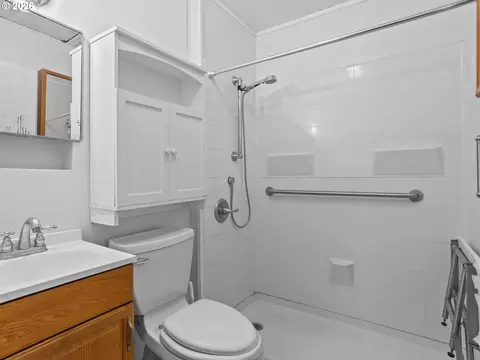 Bath - 150 River Ln, Gladstone, OR 97027 photo 1 of 1